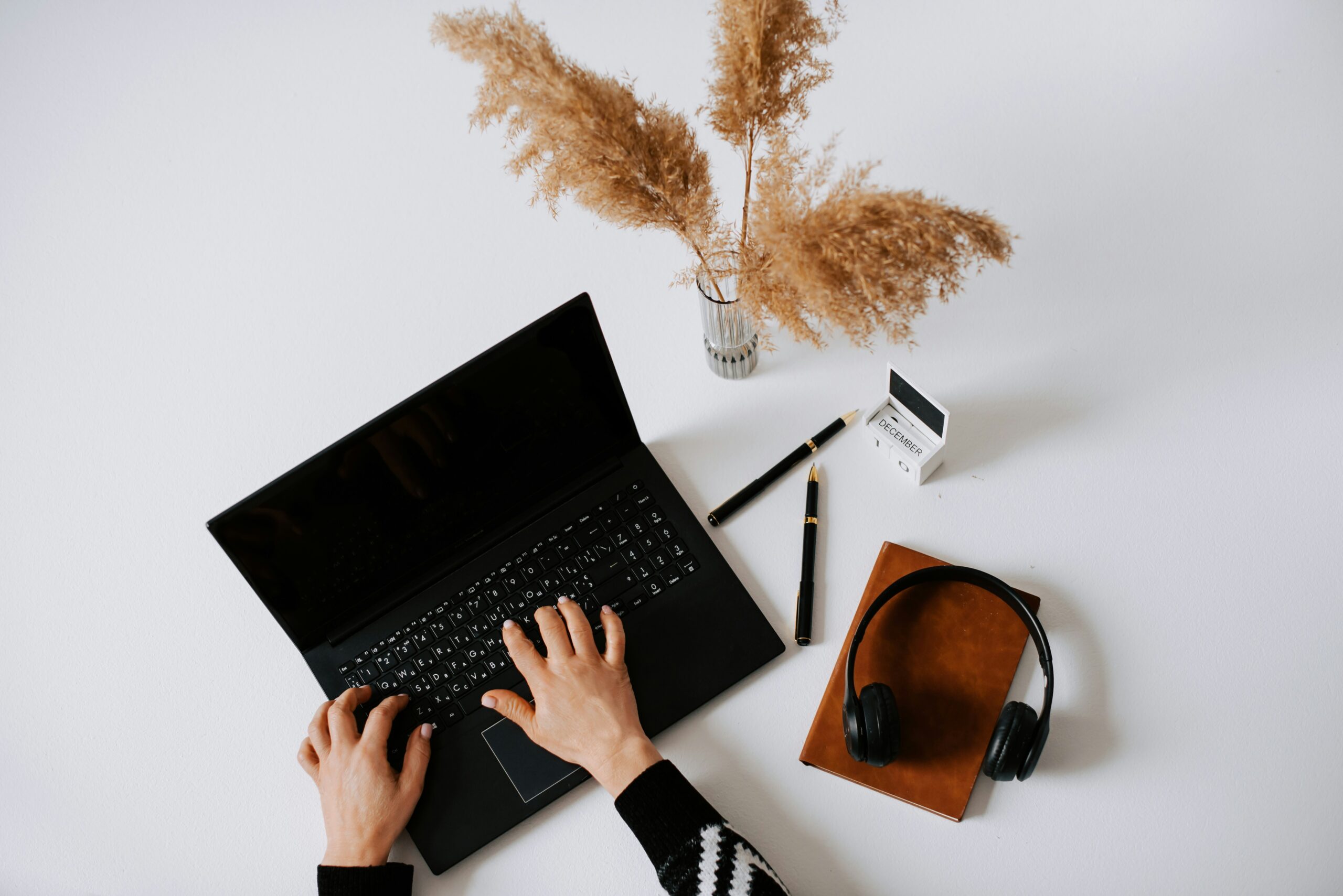 Navigating the Digital Sale: Online Platforms for Real Estate Transactions